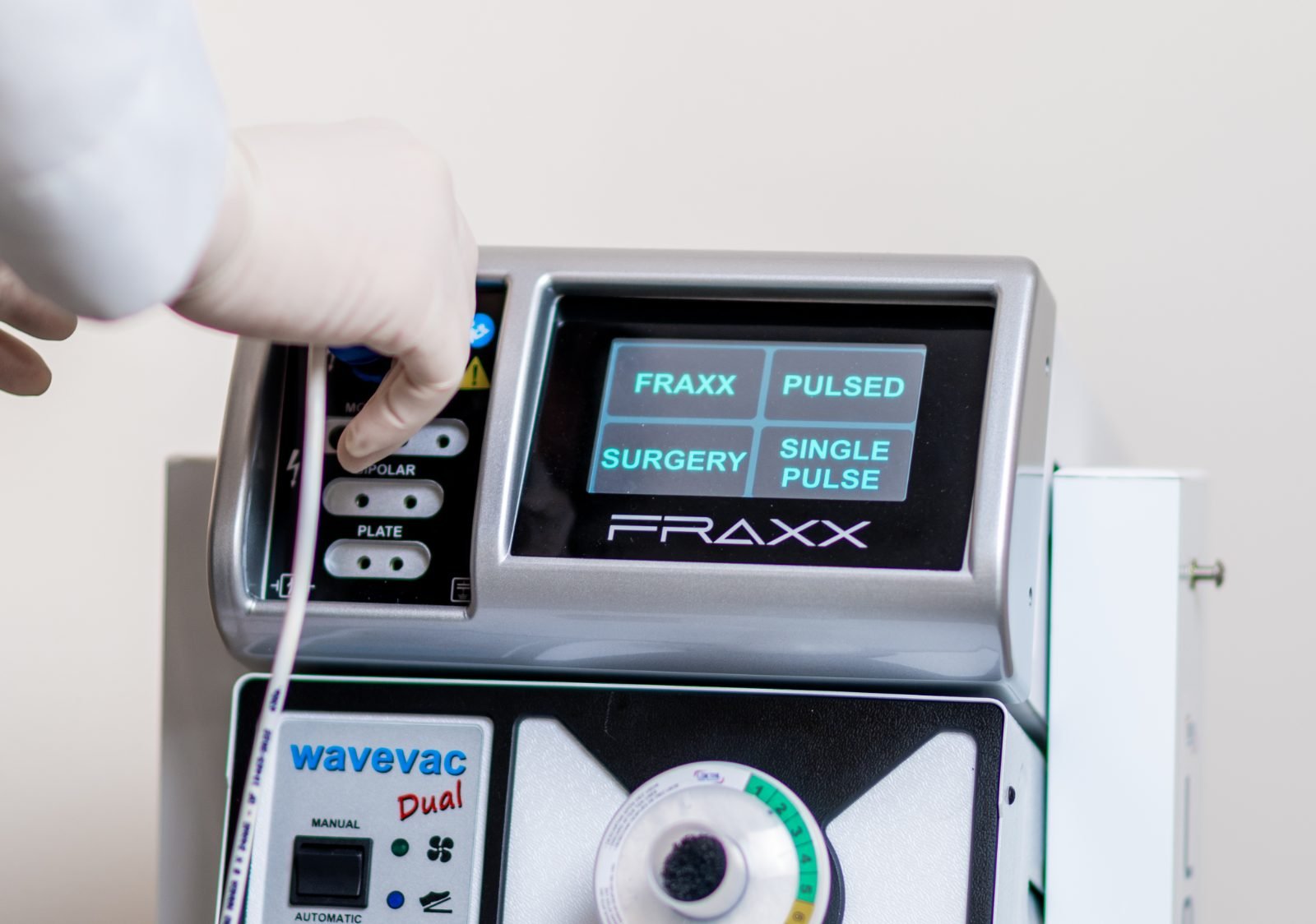 Close da tela do equipamento FRAXX em modo Surgery
